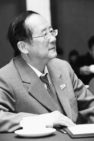 杨义,澳门大学讲座教授,中国社会科学院学部委员,文学研究所研究员,博士生导师。曾任中国社会科学院文学研究所所长,民族文学研究所所长。