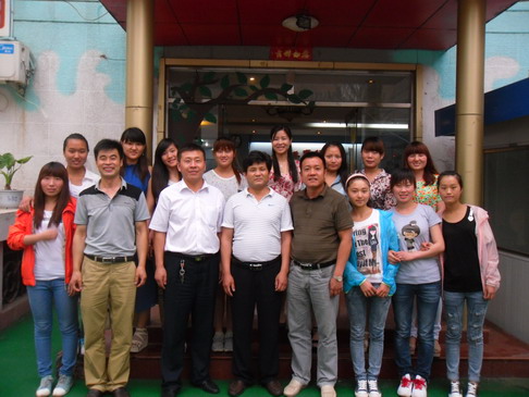 学校领导慰问实习学生